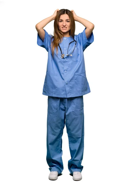 Całego Ciała Młoda Pielęgniarka Zajmuje Ręce Głowę Migrenę Białym Tle — Zdjęcie stockowe