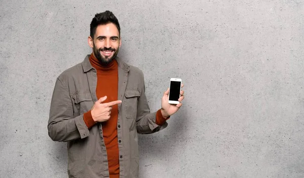 Schöner Mann Mit Bart Glücklich Und Zeigt Das Handy Über — Stockfoto