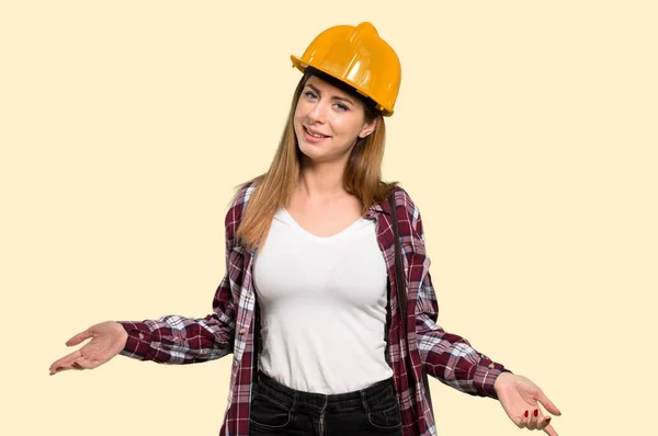 Architect Vrouw Die Lacht Geïsoleerde Gele Achtergrond — Stockfoto