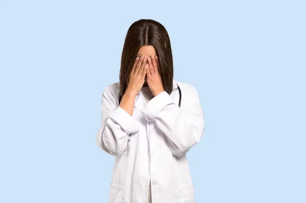 Jovem Médica Com Expressão Cansada Doente Fundo Azul Isolado — Fotografia de Stock