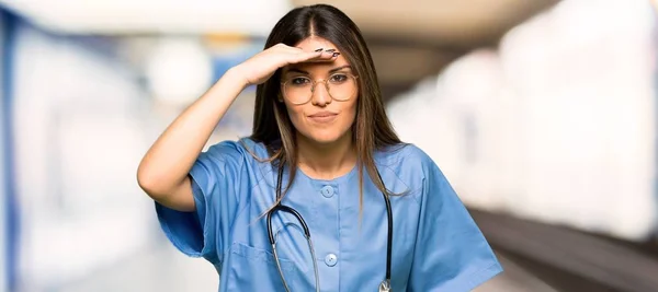 Молодая Медсестра Смотрит Далеко Рукой Посмотреть Больнице — стоковое фото