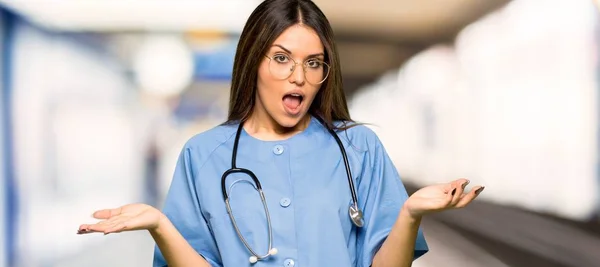 医院里惊讶而震惊的年轻护士面部表情 — 图库照片