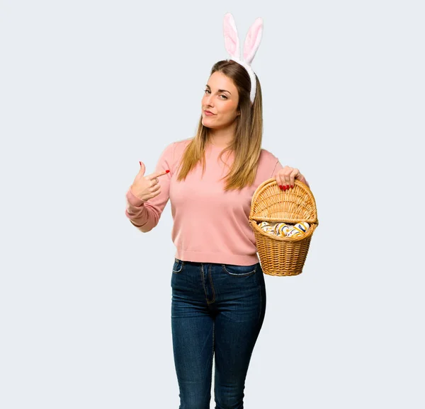 Junge Frau Mit Hasenohren Den Osterferien Stolz Und Selbstzufrieden Sich — Stockfoto