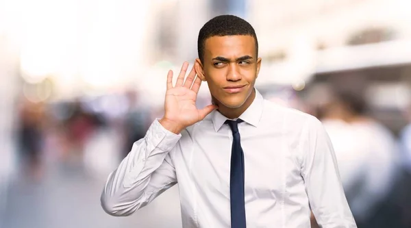 Jonge Afro Amerikaans Zakenman Luisteren Naar Iets Door Hand Zetten — Stockfoto