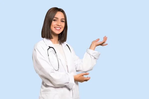 Jonge Dokter Vrouw Uitbreiding Handen Aan Zijkant Voor Het Uitnodigen — Stockfoto