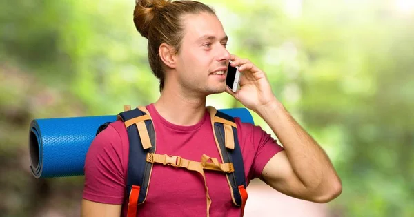 Hiker Man Mountain Backpacker Keeping Conversation Mobile Phone Mountain — Stock Photo, Image