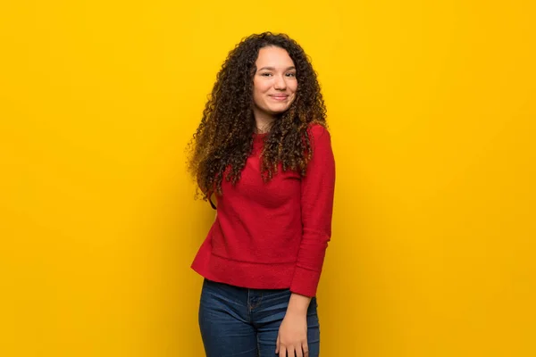 Adolescente Chica Con Suéter Rojo Sobre Pared Amarilla —  Fotos de Stock