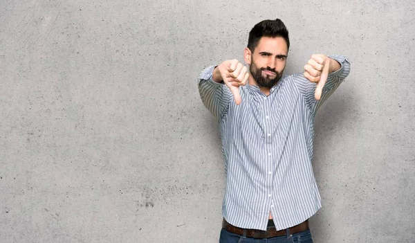 Elegante Hombre Con Camisa Mostrando Pulgar Hacia Abajo Con Ambas —  Fotos de Stock