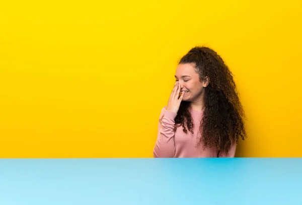 Adolescente Chica Sonriendo Mucho — Foto de Stock