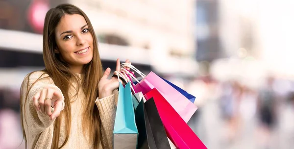 Chica Joven Con Bolsas Compras Señala Con Dedo Usted Con — Foto de Stock