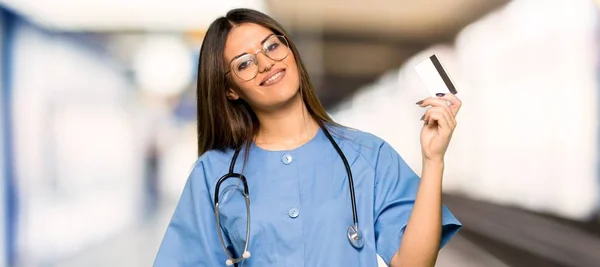 Enfermera Joven Sosteniendo Una Tarjeta Crédito Hospital — Foto de Stock