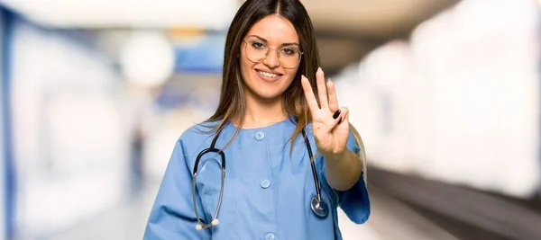 Молодая Медсестра Счастлива Считает Троих Пальцами Больнице — стоковое фото
