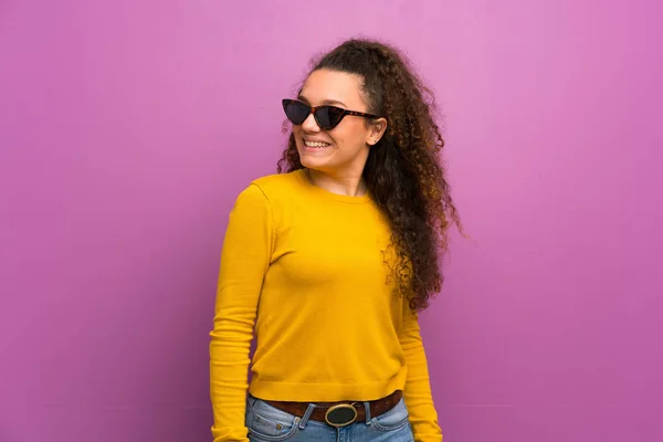 Adolescente Sur Mur Violet Avec Des Lunettes Heureux — Photo