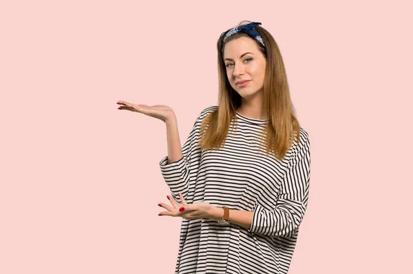 Jonge Vrouw Met Hoofddoek Uitbreiding Van Handen Aan Zijkant Voor — Stockfoto