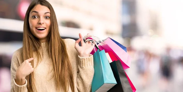 Chica Joven Con Bolsas Compras Con Expresión Facial Sorpresa Ciudad — Foto de Stock