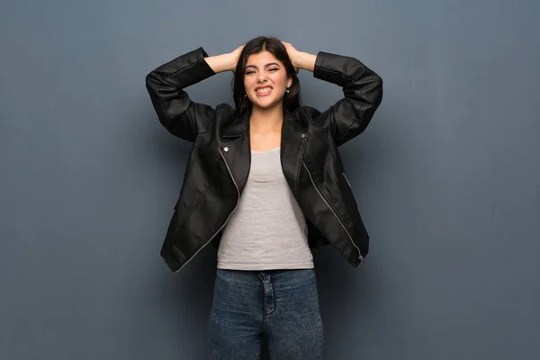 Adolescente Ragazza Oltre Grigio Muro Frustrato Prende Mani Sulla Testa — Foto Stock