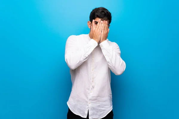 Jonge Man Geïsoleerde Blauwe Muur Die Betrekking Hebben Ogen Door — Stockfoto