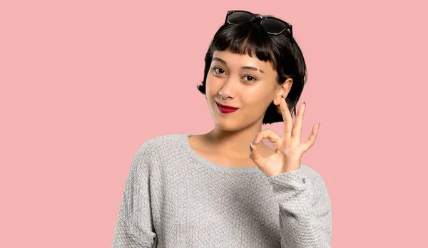 Junge Frau Mit Kurzen Haaren Zeigt Zeichen Mit Fingern Auf — Stockfoto