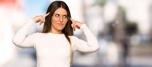 Mulher Bonita Com Óculos Tendo Dúvidas Pensando Livre — Fotografia de Stock