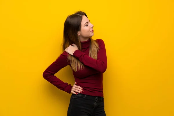 Vrouw Met Coltrui Gele Muur Lijden Aan Pijn Schouder Voor — Stockfoto