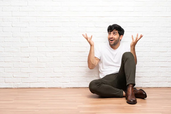 Joven Sentado Suelo Sonriendo Mucho —  Fotos de Stock