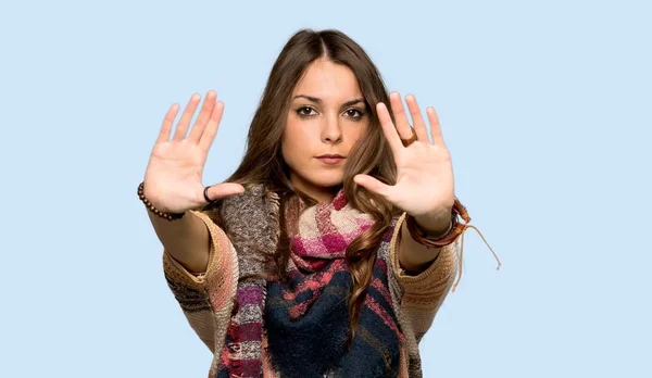 Joven Hippie Mujer Haciendo Stop Gesture Para Decepcionado Con Una —  Fotos de Stock