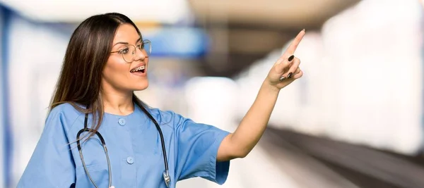 Junge Krankenschwester Zeigt Krankenhaus Weg — Stockfoto