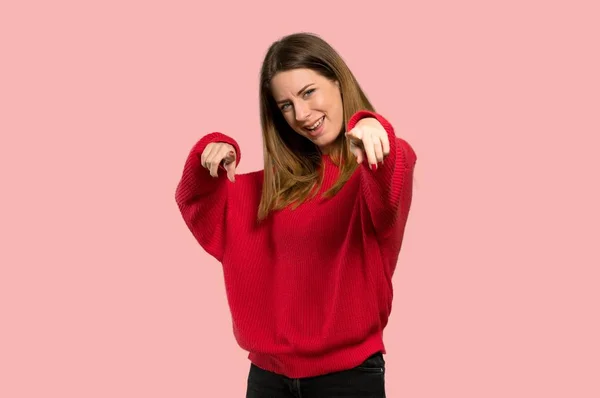 Mujer Joven Con Suéter Rojo Señala Dedo Usted Mientras Sonríe — Foto de Stock