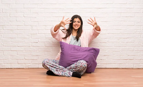 Dospívající Dívka Pyžamu Počítání Devět Prsty — Stock fotografie