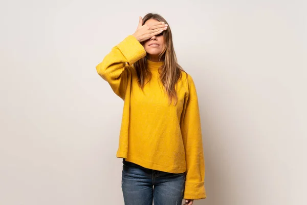 手で目を覆っている分離壁に黄色のセーターと女性 何かを参照してくださいしたくないです — ストック写真