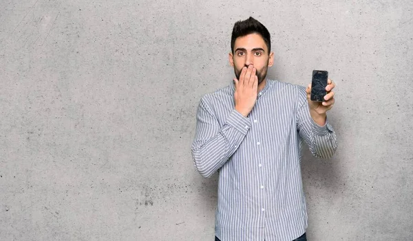 Eleganter Mann Mit Hemd Und Zerbrochenem Smartphone Über Der Wand — Stockfoto