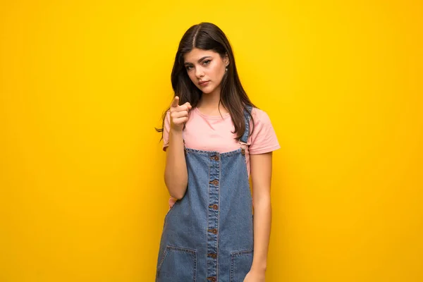 Adolescente Chica Sobre Amarillo Pared Frustrado Señalando Parte Delantera — Foto de Stock