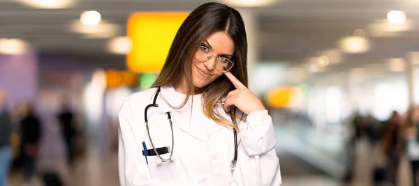 Jovem Médica Olhando Para Frente Hospital — Fotografia de Stock