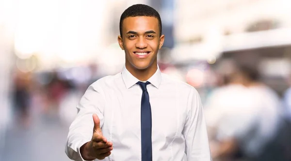 Mladí Afro Americký Podnikatel Potřesení Rukou Pro Uzavření Dobrý Obchod — Stock fotografie