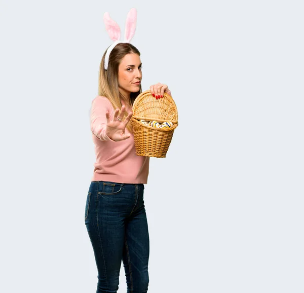 Junge Frau Mit Hasenohren Den Osterfeiertagen Ist Ein Wenig Nervös — Stockfoto