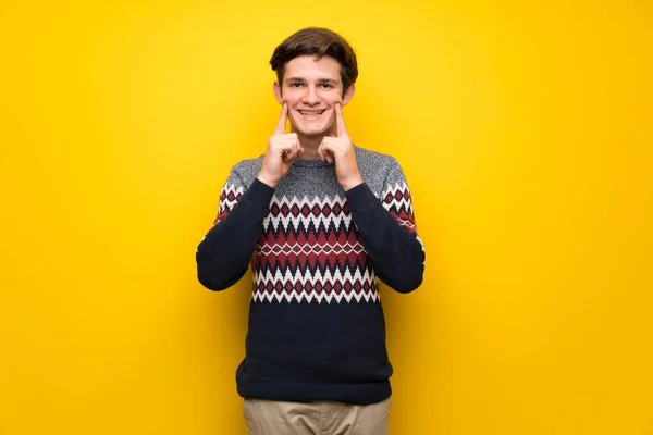 Tiener Man Gele Muur Glimlachend Met Een Gelukkig Aangename Uitstraling — Stockfoto