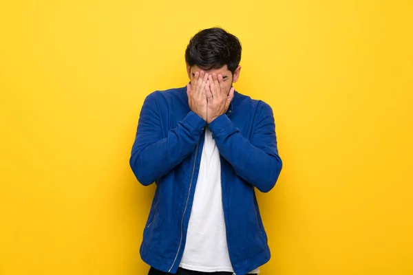 Mann Mit Blauer Jacke Über Gelber Wand Mit Müdem Und — Stockfoto