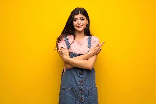 Tiener Meisje Gele Muur Wijzen Twijfels Laterals — Stockfoto