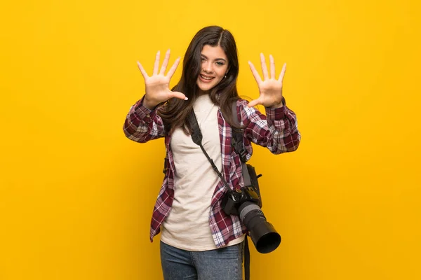 Photographe Adolescent Fille Sur Jaune Mur Compter Dix Avec Doigts — Photo