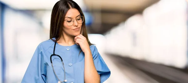 Junge Krankenschwester Blickt Krankenhaus Mit Der Hand Auf Das Kinn — Stockfoto