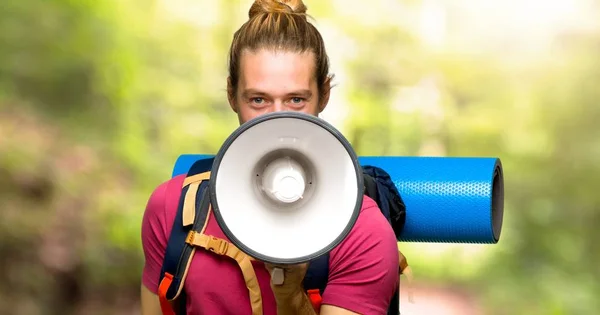 Πεζοπόρος Άνθρωπος Βουνό Backpacker Φωνάζει Μέσα Από Ένα Τηλεβόα Ανακοινώσει — Φωτογραφία Αρχείου