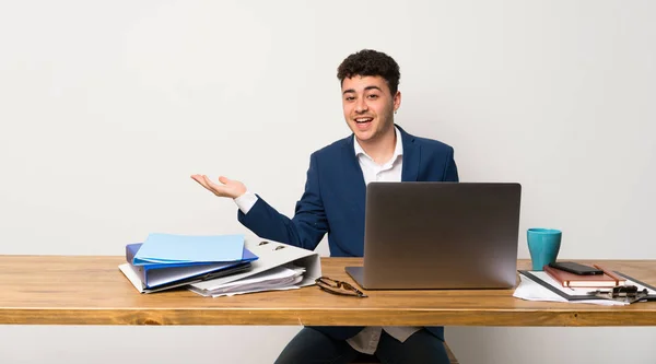 Homem Negócios Escritório Segurando Copyspace Imaginário Palma Mão Para Inserir — Fotografia de Stock