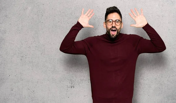 Handsome Man Glasses Surprise Shocked Facial Expression Textured Wall — Stock Photo, Image