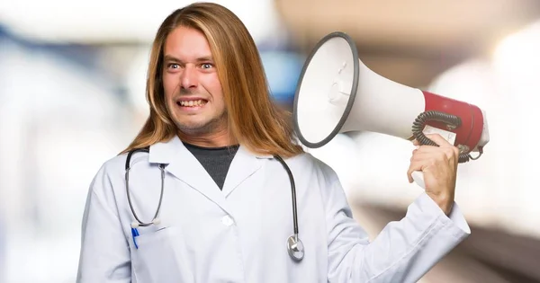 Άντρας Γιατρός Λαμβάνοντας Ένα Μεγάφωνο Που Κάνει Πολύ Θόρυβο Νοσοκομείο — Φωτογραφία Αρχείου