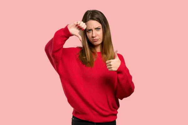 Junge Frau Mit Rotem Pullover Die Ein Gut Böse Zeichen — Stockfoto