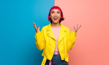 Sarı ceket tarafından kötü bir durum hayal kırıklığına uğramış genç kadınla