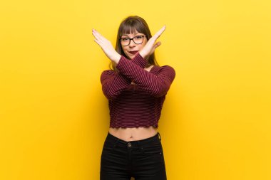 Hiçbir hareketi yapma sarı duvarın üzerinden gözlüklü kadın