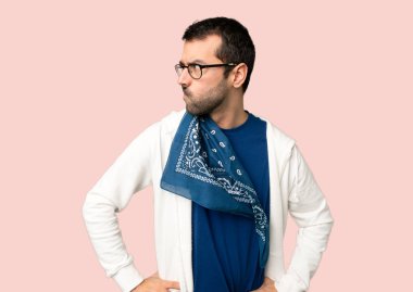 Gözlük ile yakışıklı adam izole pembe arka planda üzgün duygu