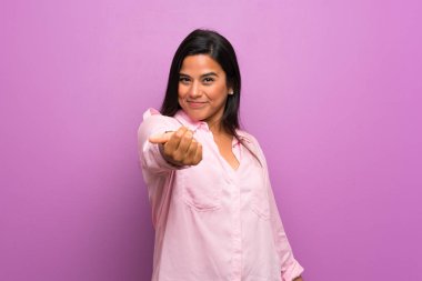 Mor duvar el ile gelmek davet üzerine genç kız Kolombiya. Mutlu sen geldin