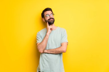 Sakal ve yeşil gömlek ile adam görünümlü iken bir fikir düşünme